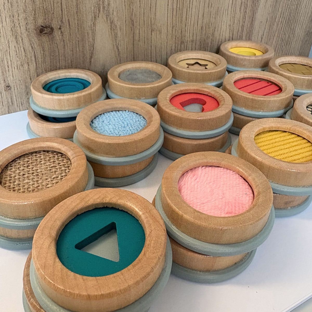 Jeu de mémo tactile « Sensory » – Mémoire & toucher en bois et tissus