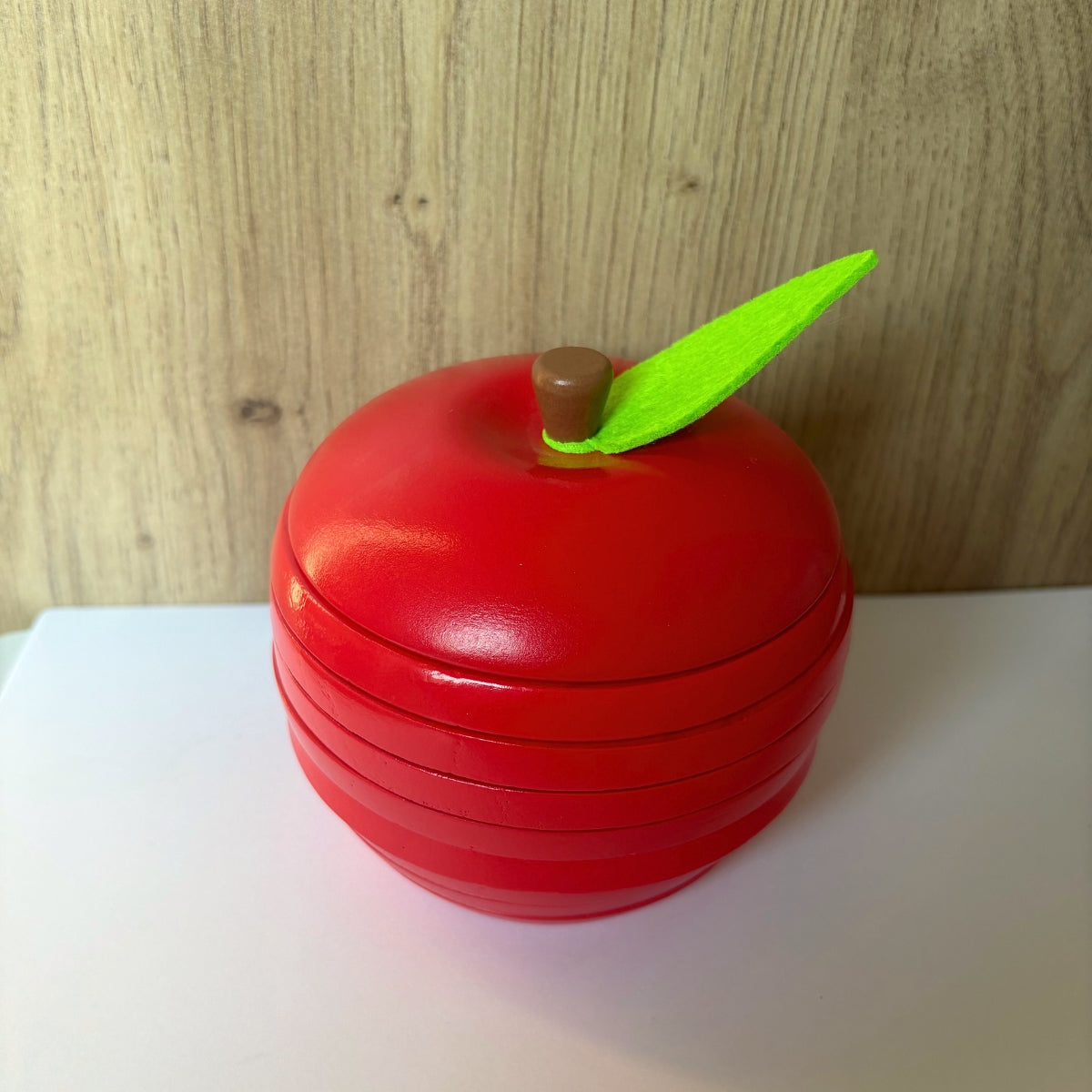 Pomme et vers à encastrer en bois