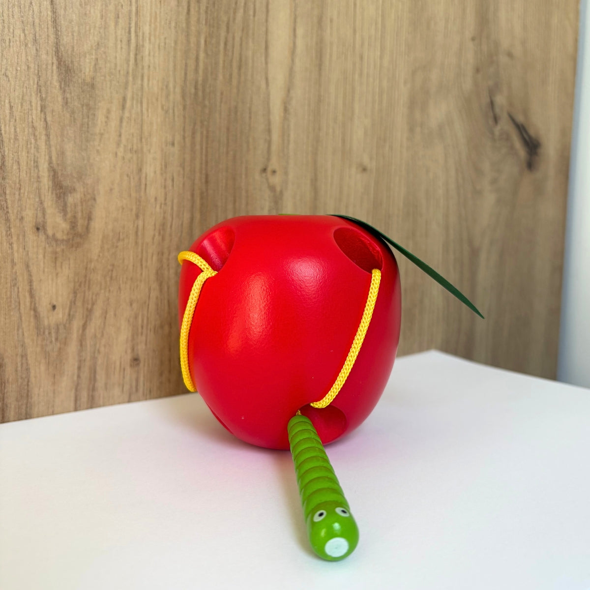 Jeu d'enfilage pomme et ver