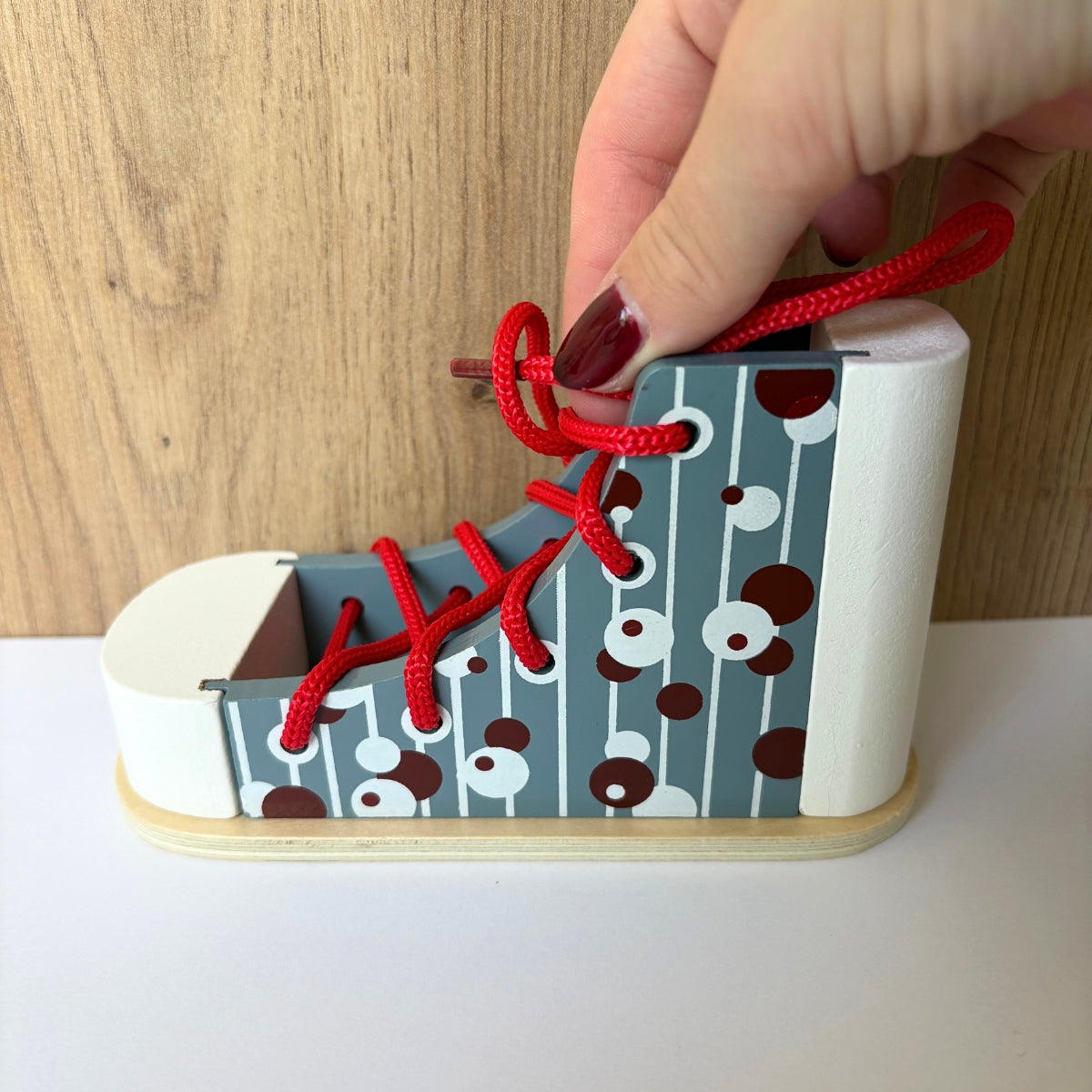 Chaussure en bois à lacer