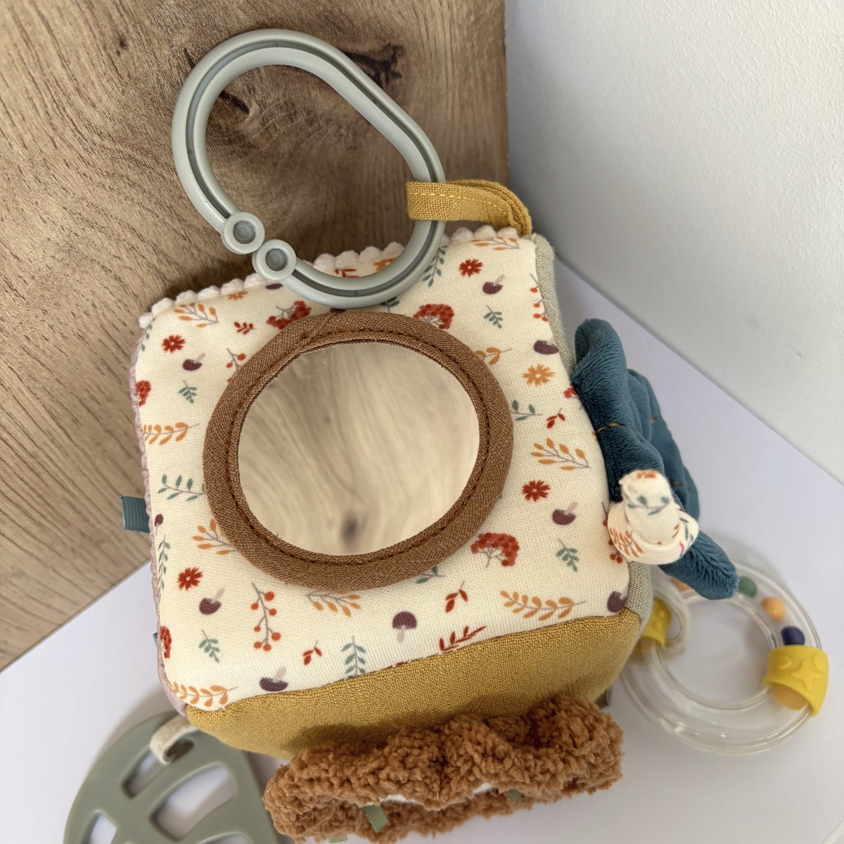 Cube d'éveil sensoriel en tissu - Petit lion
