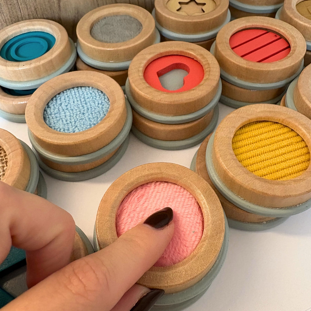 Jeu de mémo tactile « Sensory » – Mémoire & toucher en bois et tissus