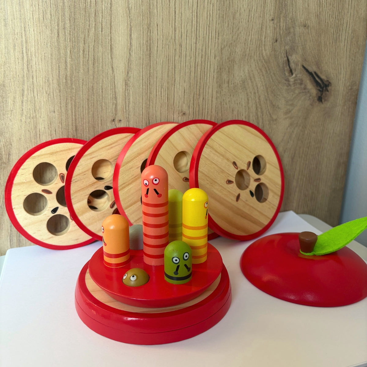 Pomme et vers à encastrer en bois