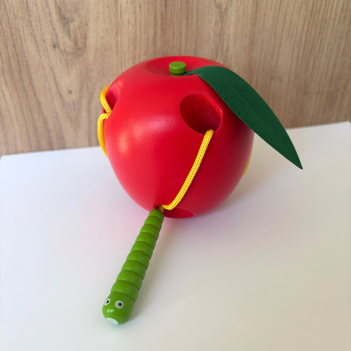 Jeu d'enfilage pomme et ver
