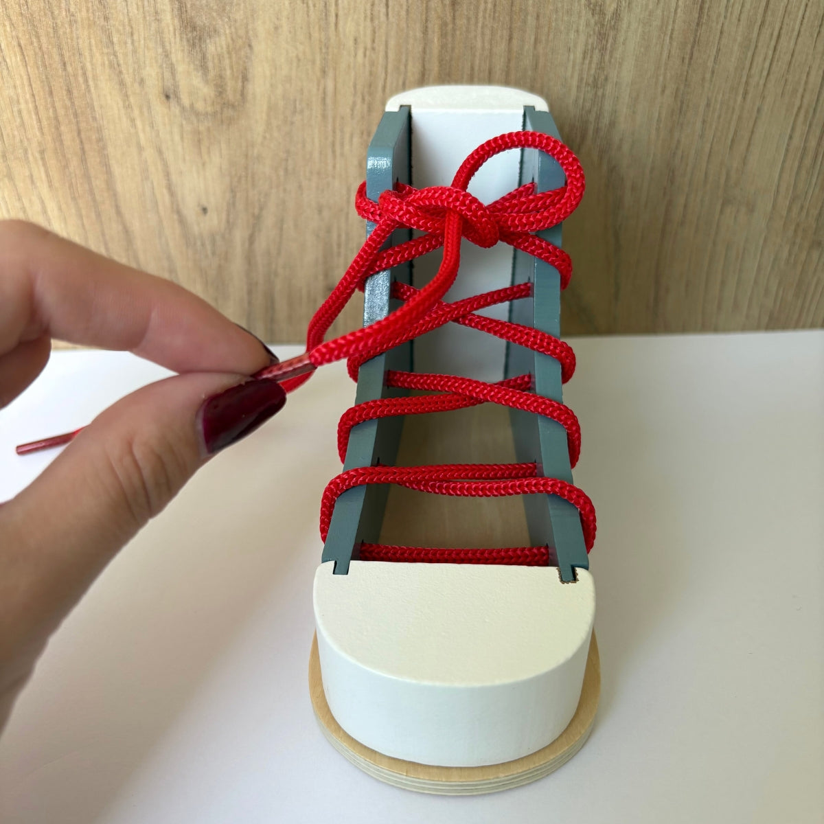Chaussure en bois à lacer