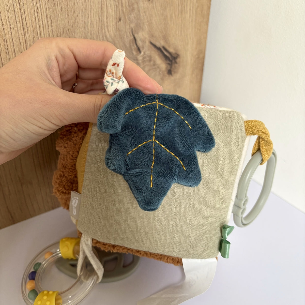 Cube d'éveil sensoriel en tissu - Petit lion
