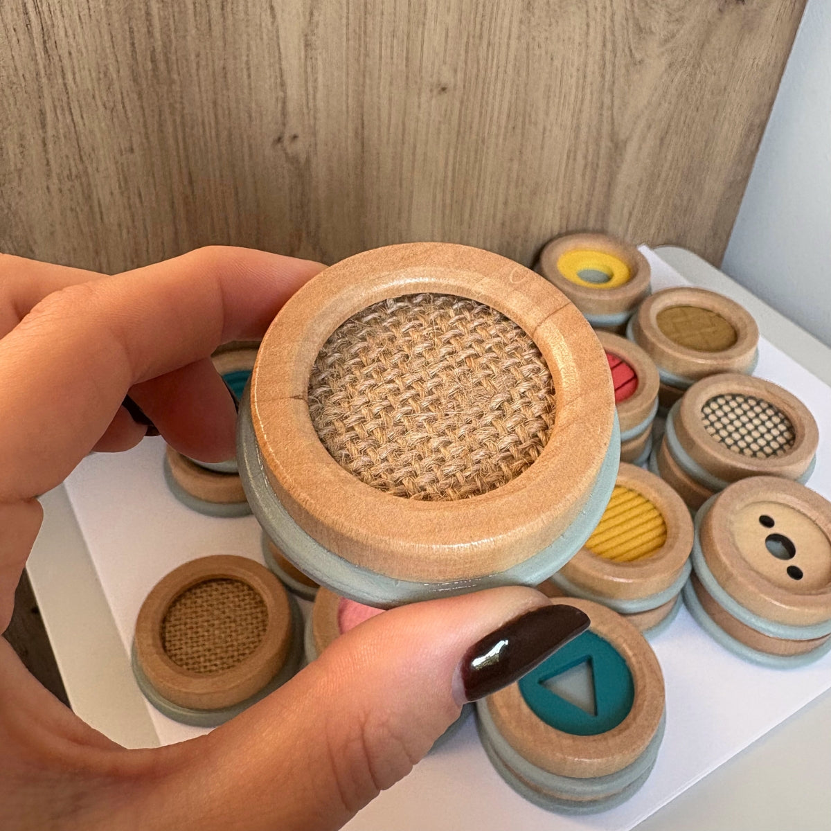 Jeu de mémo tactile « Sensory » – Mémoire & toucher en bois et tissus