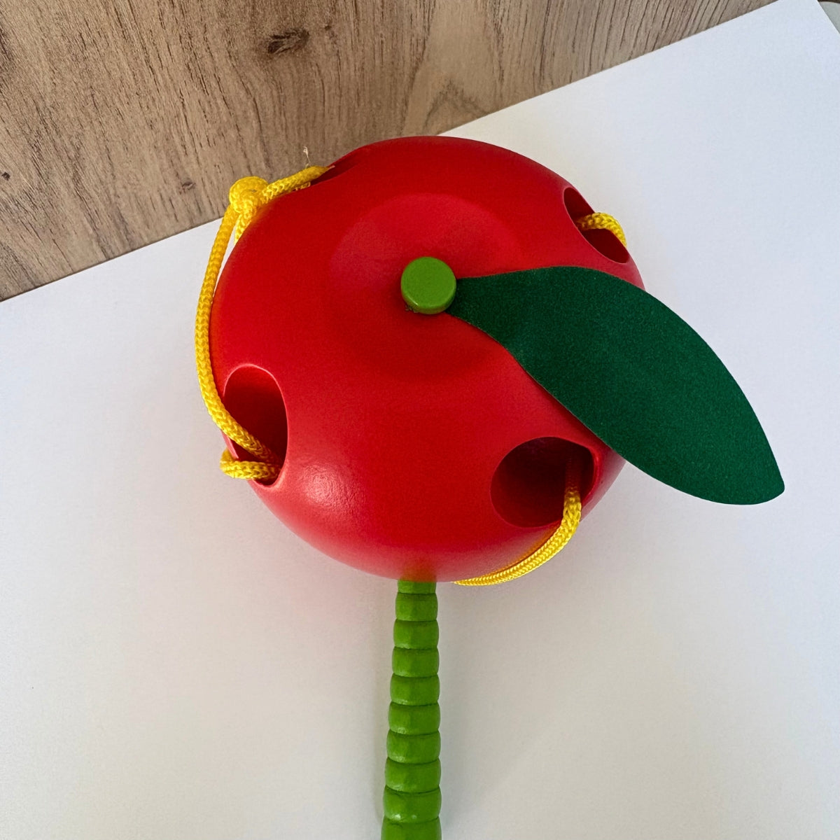 Jeu d'enfilage pomme et ver