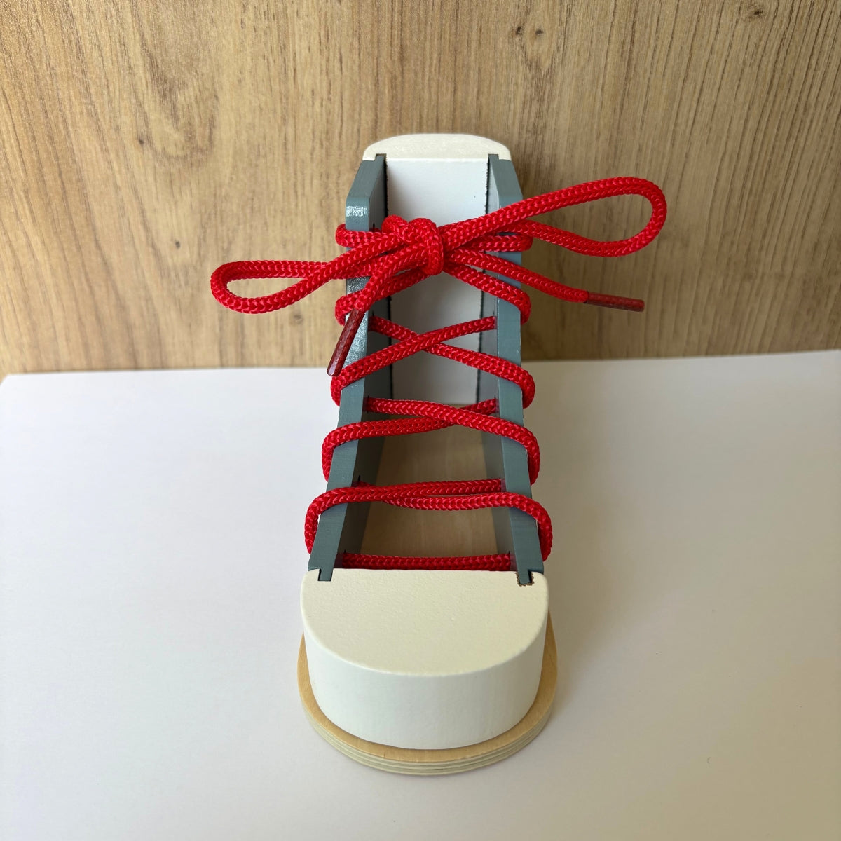 Chaussure en bois à lacer