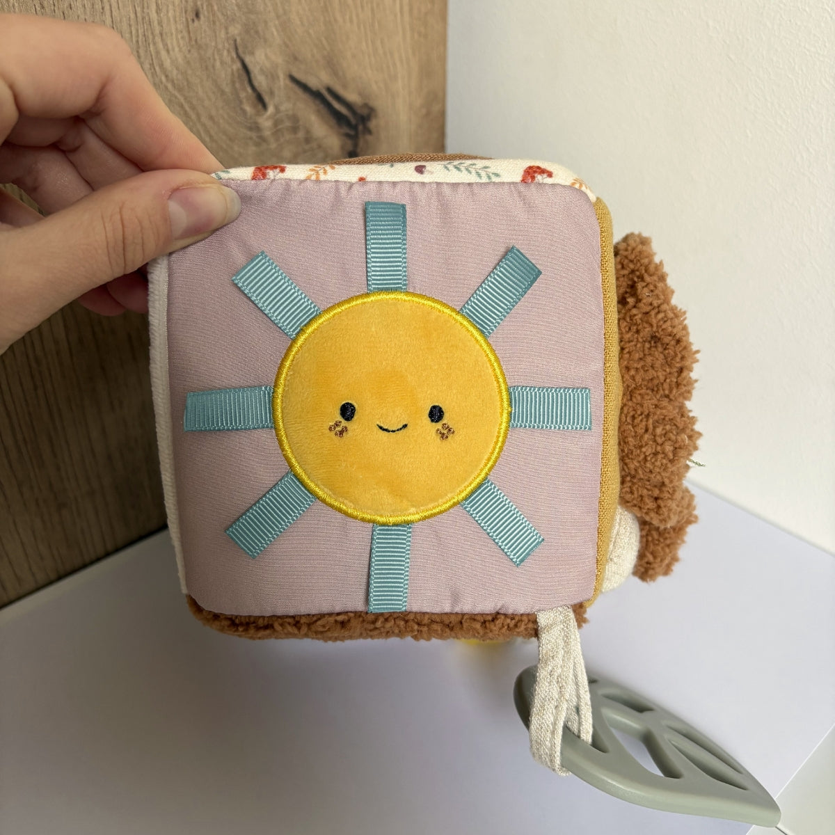 Cube d'éveil sensoriel en tissu - Petit lion