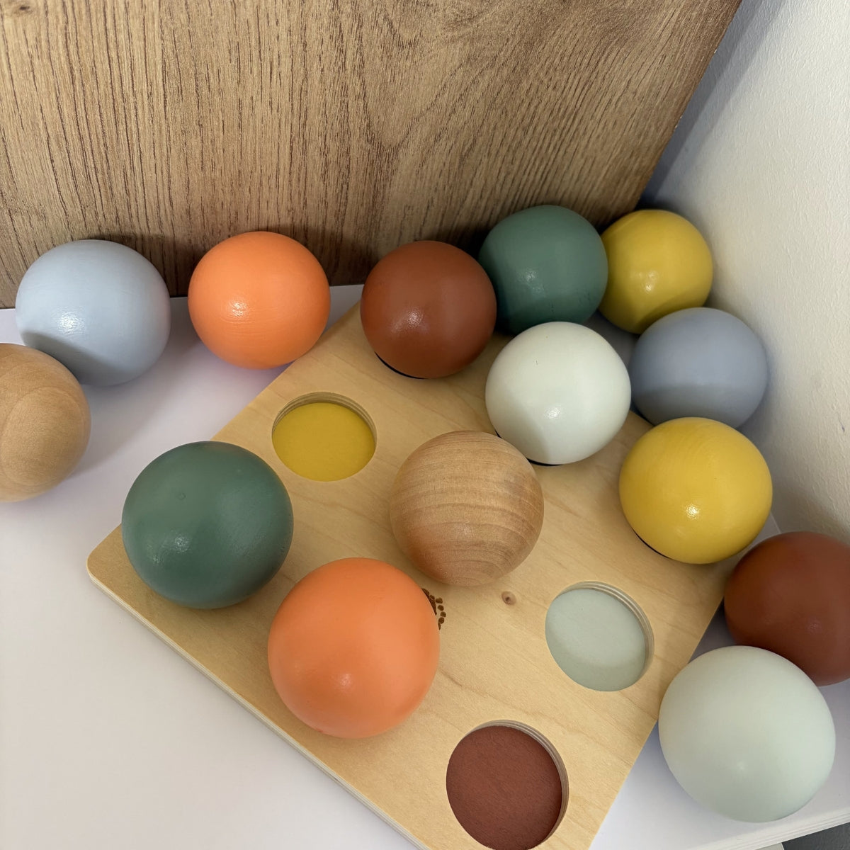 Jeu d’éveil en bois de tri Montessori avec boules colorées