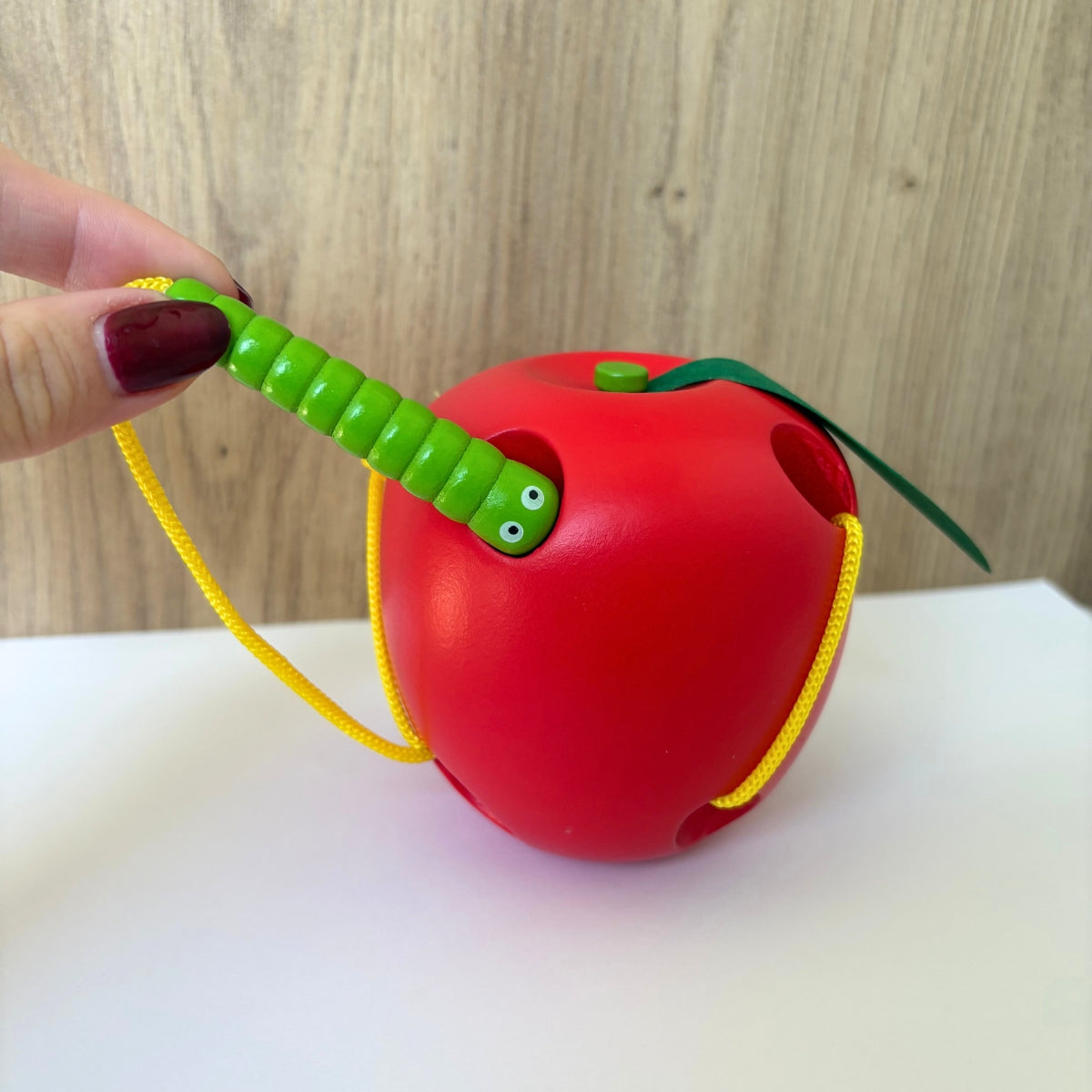 Jeu d'enfilage pomme et ver