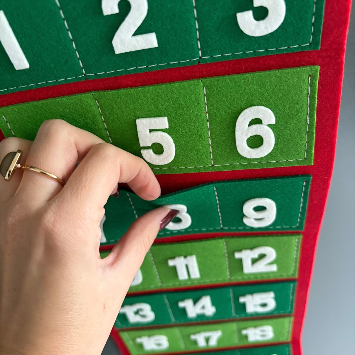 Calendrier de l’Avent à suspendre père noël – 24 pochettes en feutrine