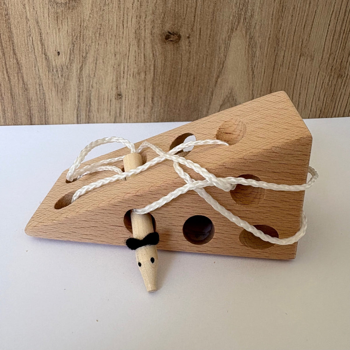 Jeu d'enfilage fromage et souris
