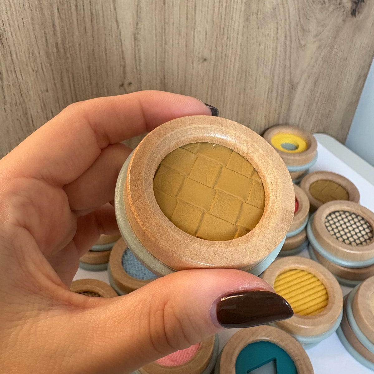 Jeu de mémo tactile « Sensory » – Mémoire & toucher en bois et tissus