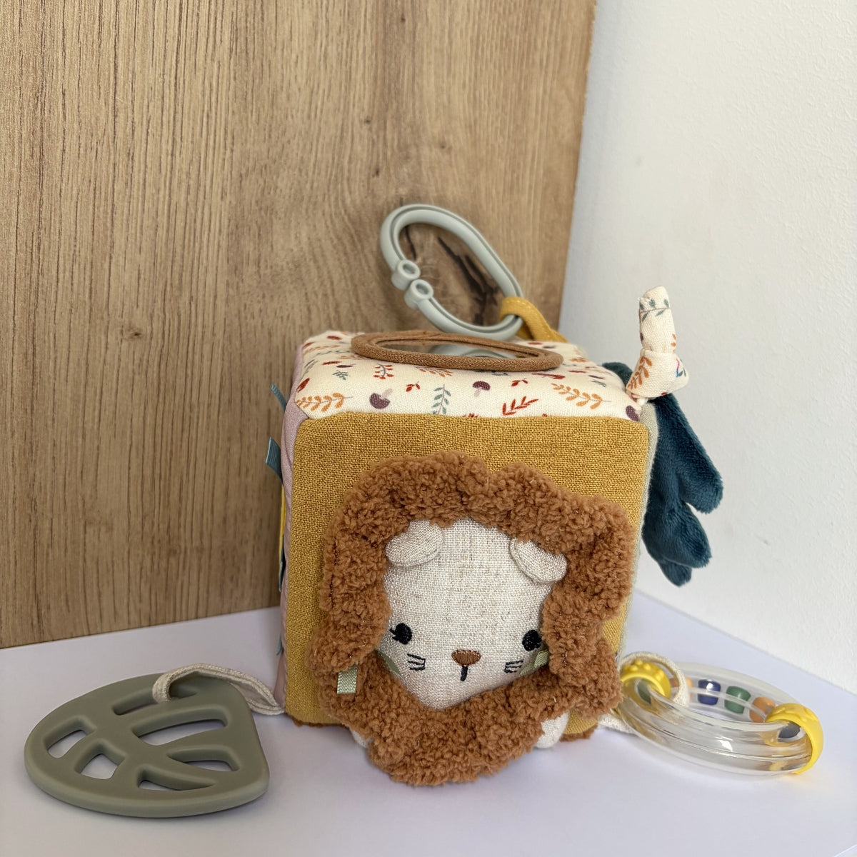 Cube d'éveil sensoriel en tissu - Petit lion