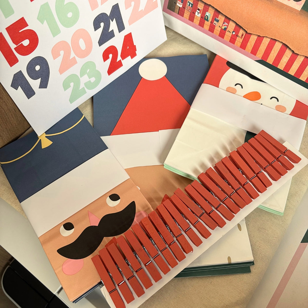 Kit pour faire son propre calendrier de l’Avent - Santa & Friends