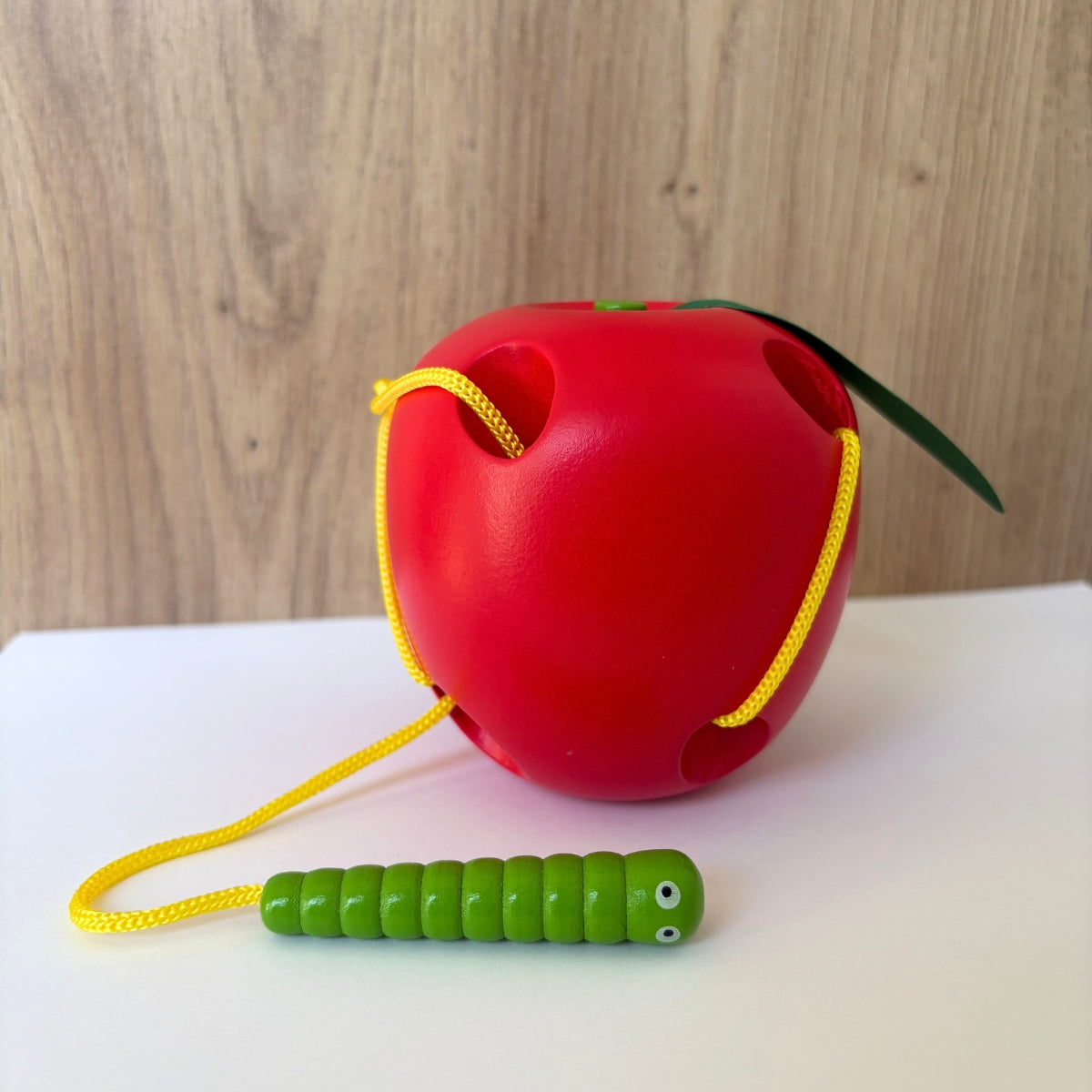 Jeu d'enfilage pomme et ver