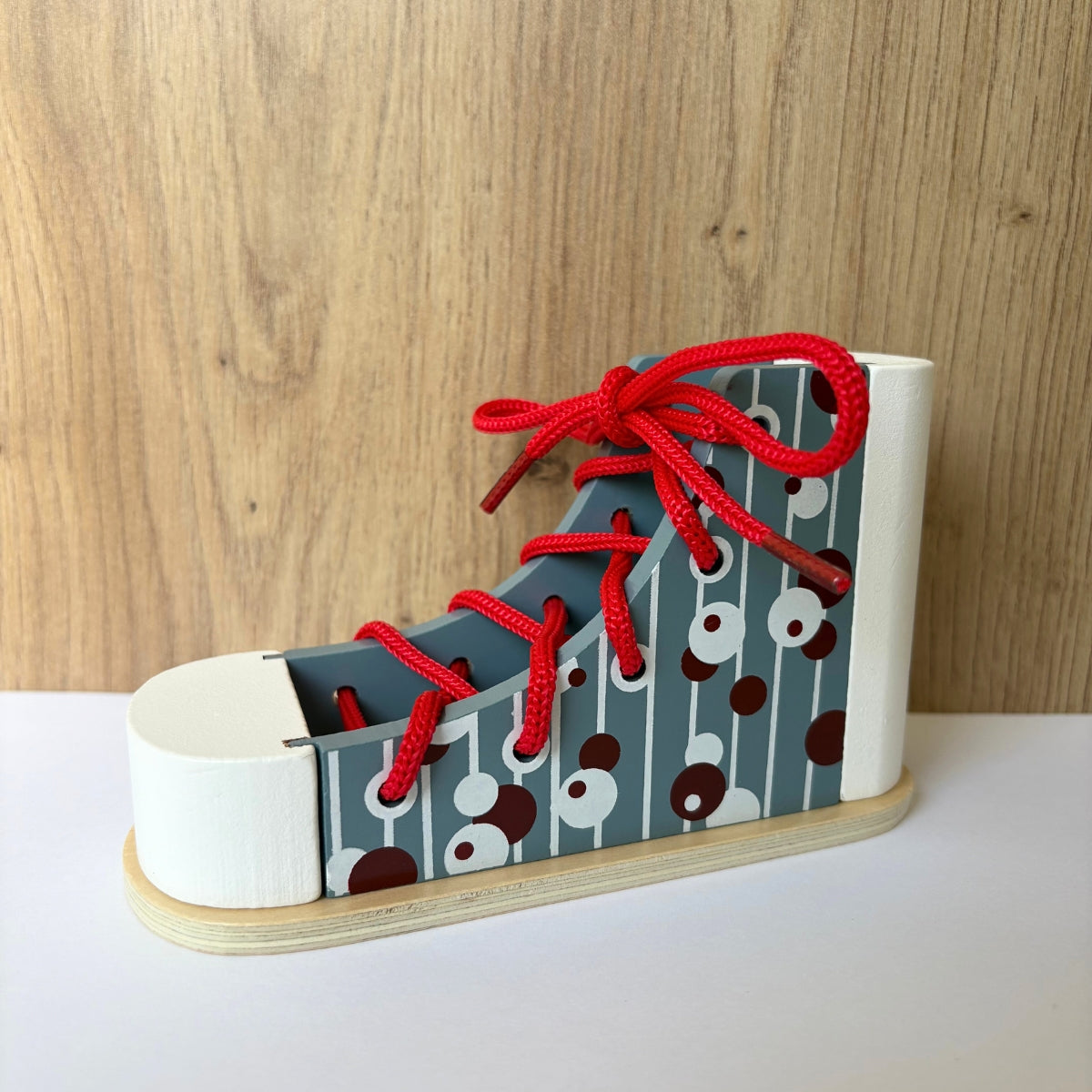 Chaussure en bois à lacer