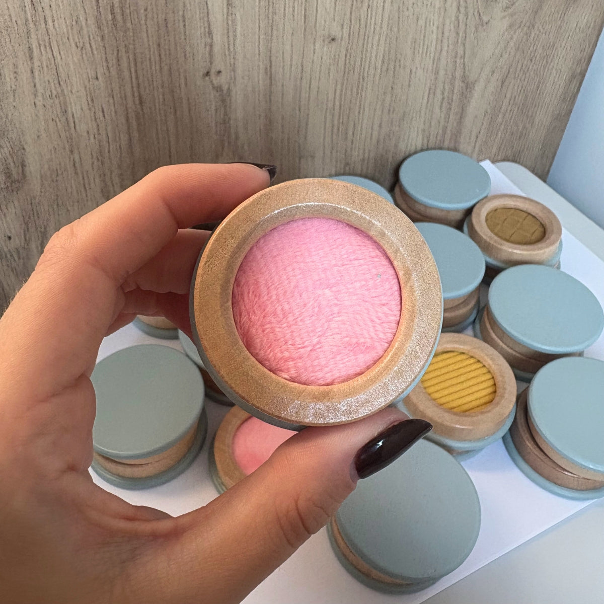 Jeu de mémo tactile « Sensory » – Mémoire & toucher en bois et tissus