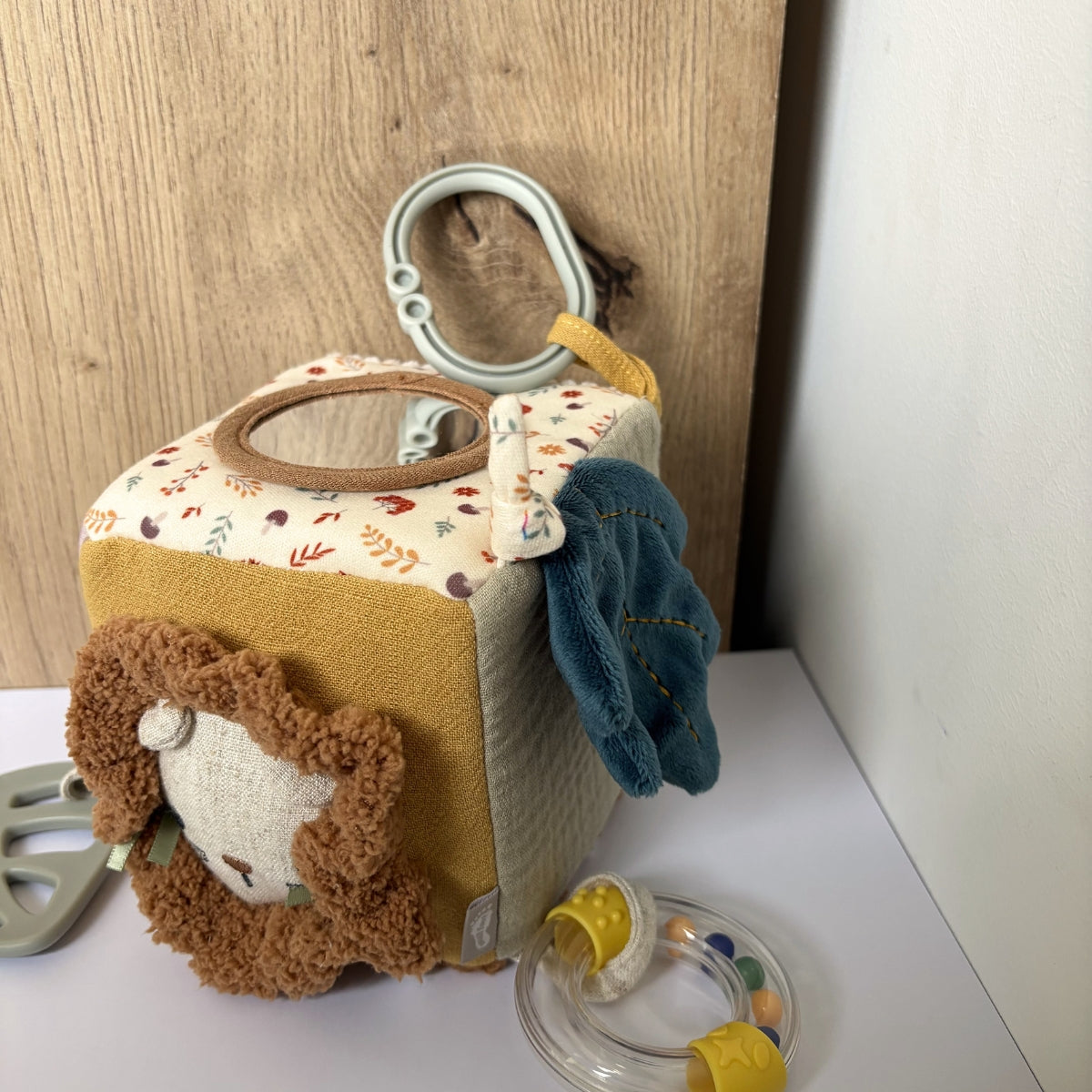 Cube d'éveil sensoriel en tissu - Petit lion