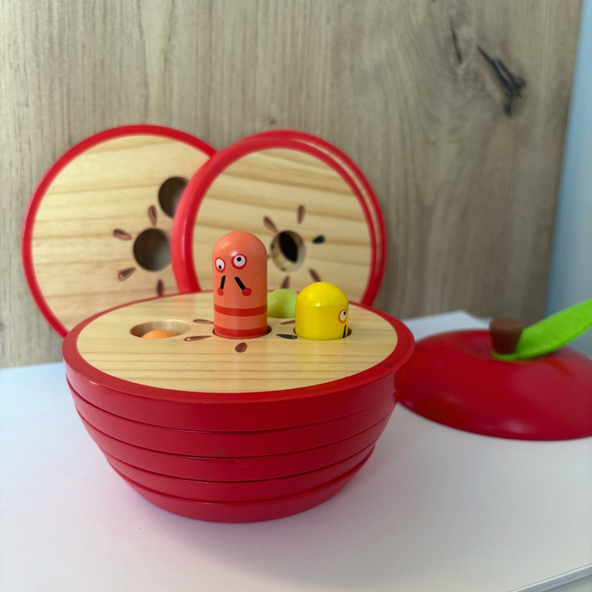 Pomme et vers à encastrer en bois