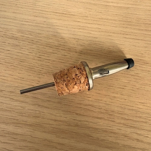 Bouchon verseur métallique et liège