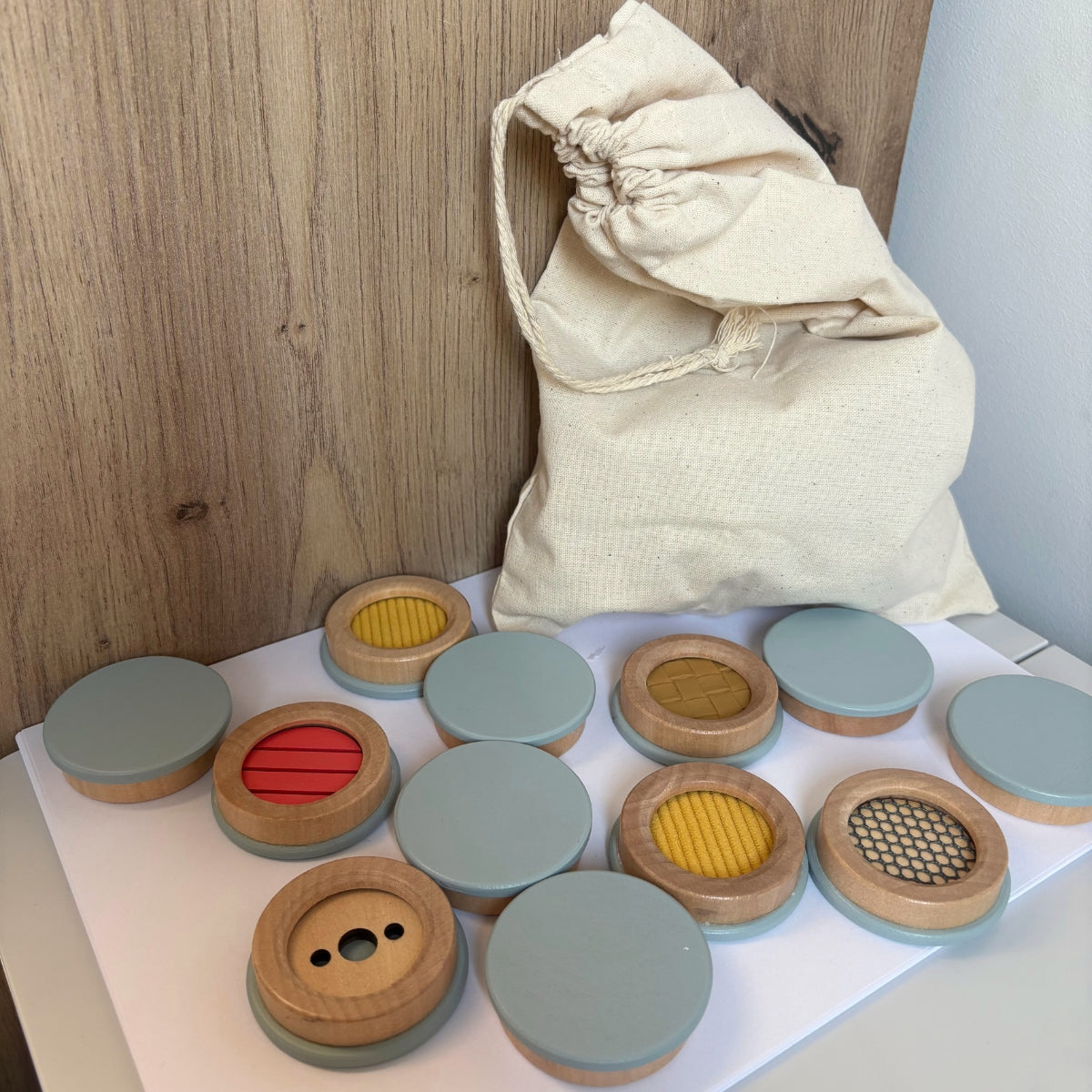 Jeu de mémo tactile « Sensory » – Mémoire & toucher en bois et tissus
