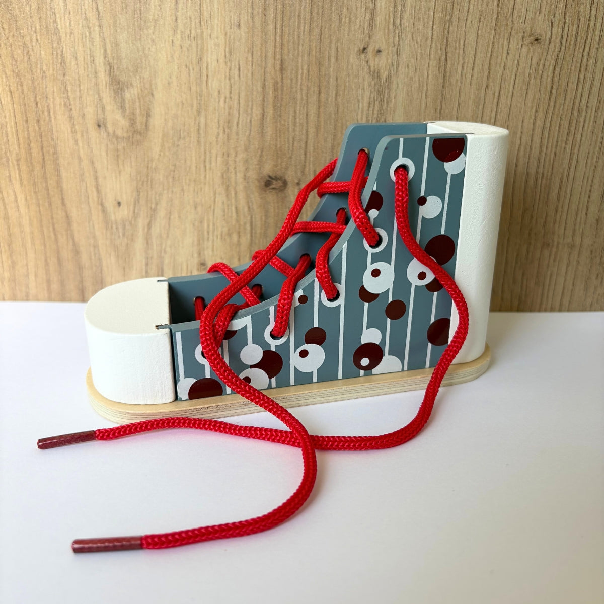 Chaussure en bois à lacer