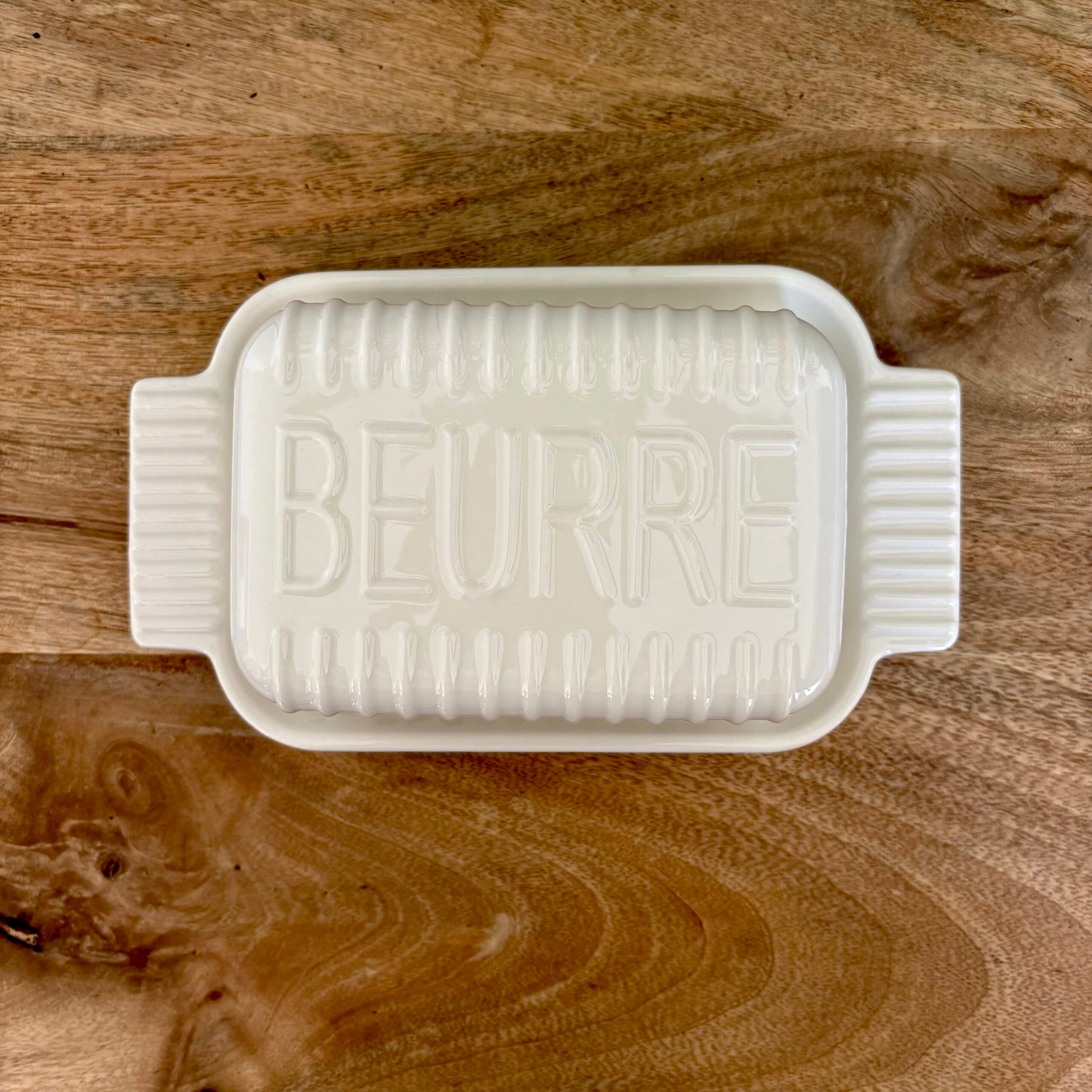 Beurrier en porcelaine blanc à rainures en relief