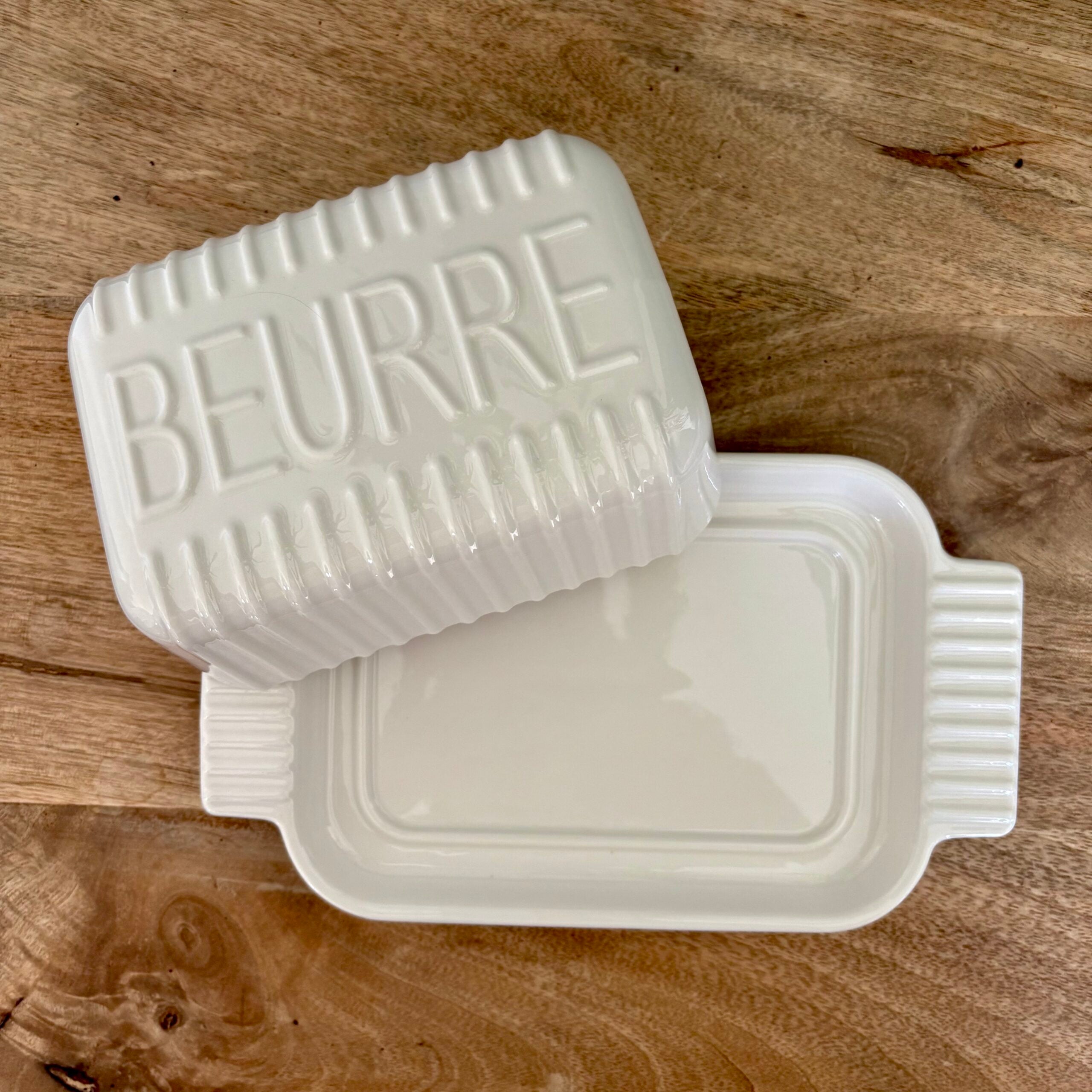 Beurrier en porcelaine blanc à rainures en relief