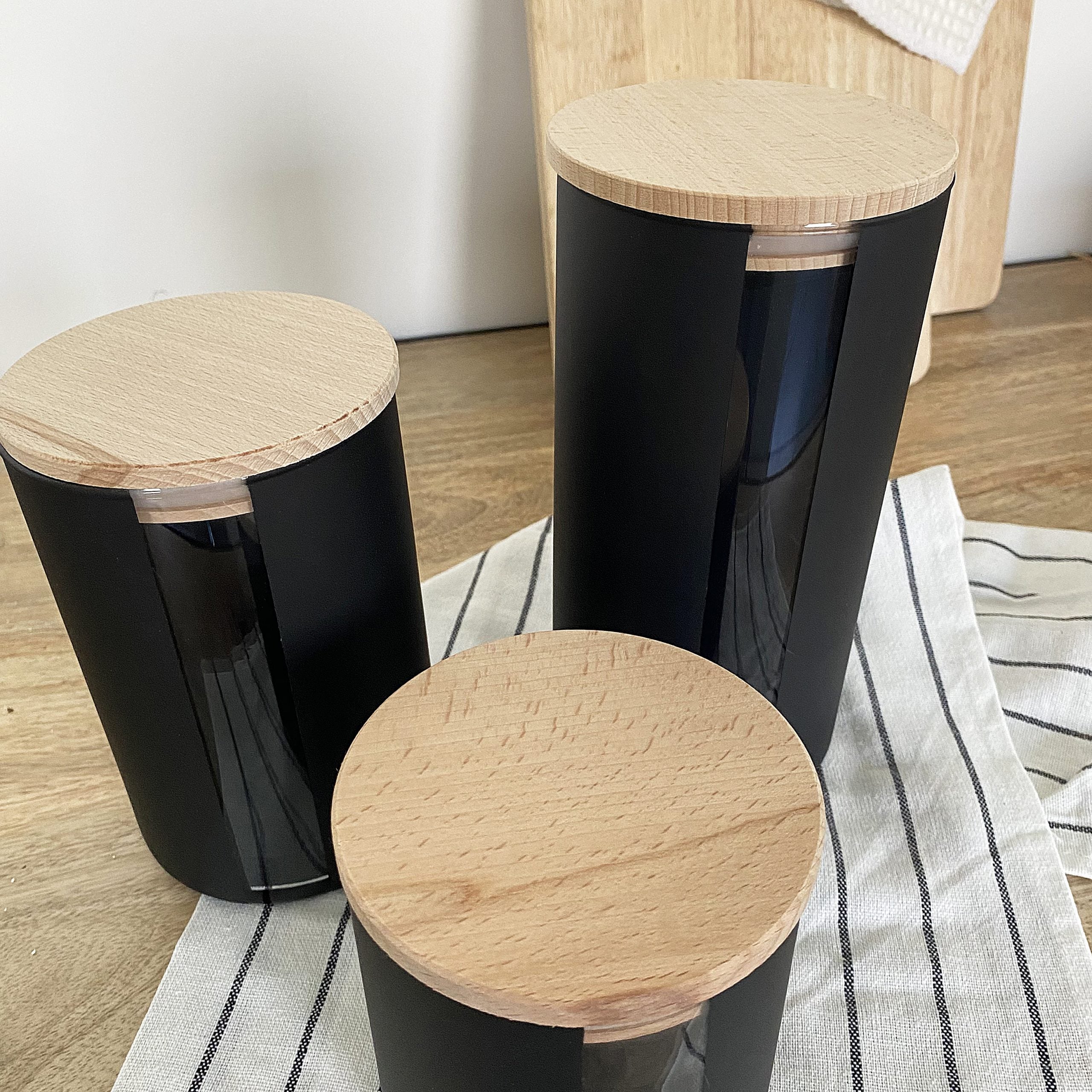 Bocaux en verre noir avec bouchon en bois de hêtre