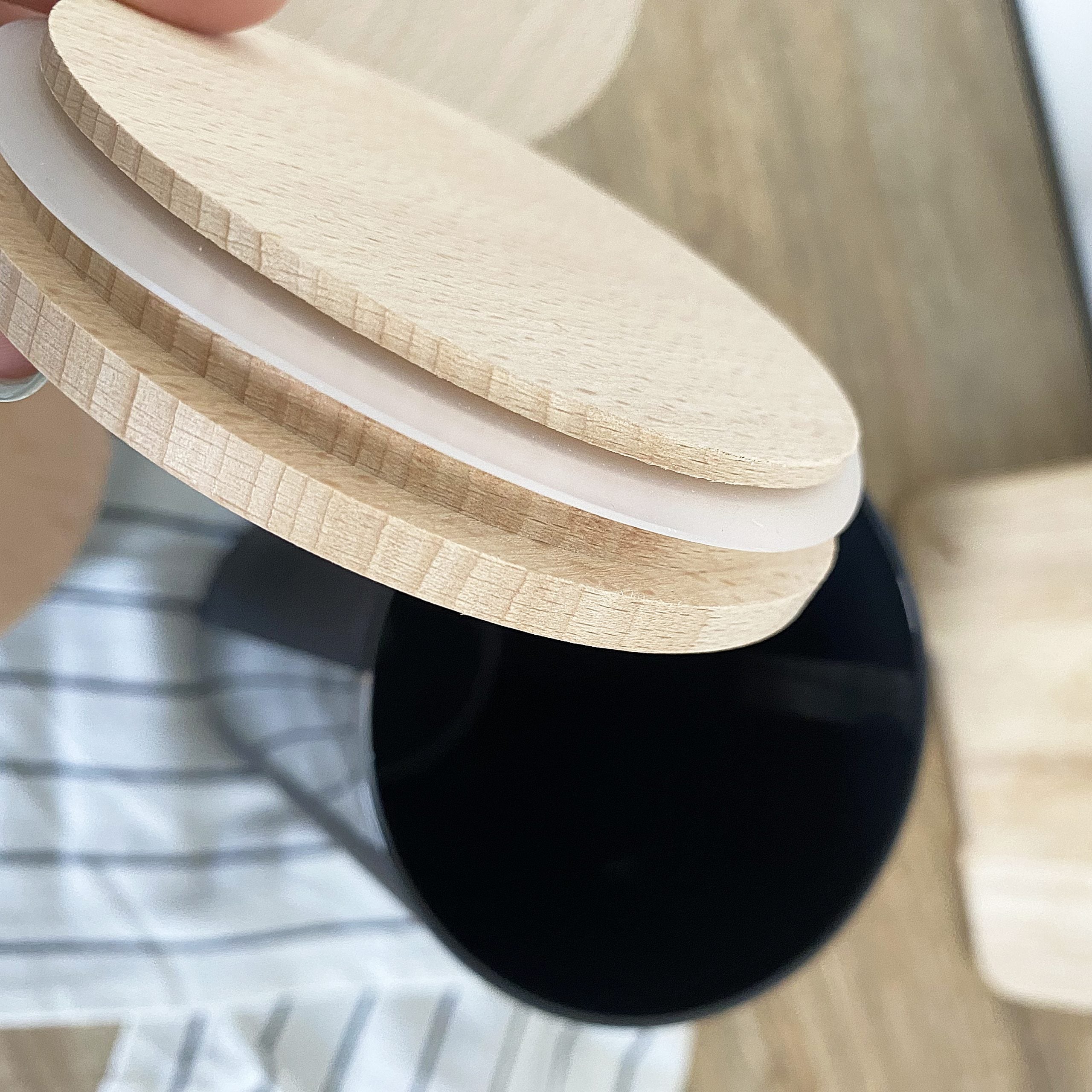 Bocaux en verre noir avec bouchon en bois de hêtre