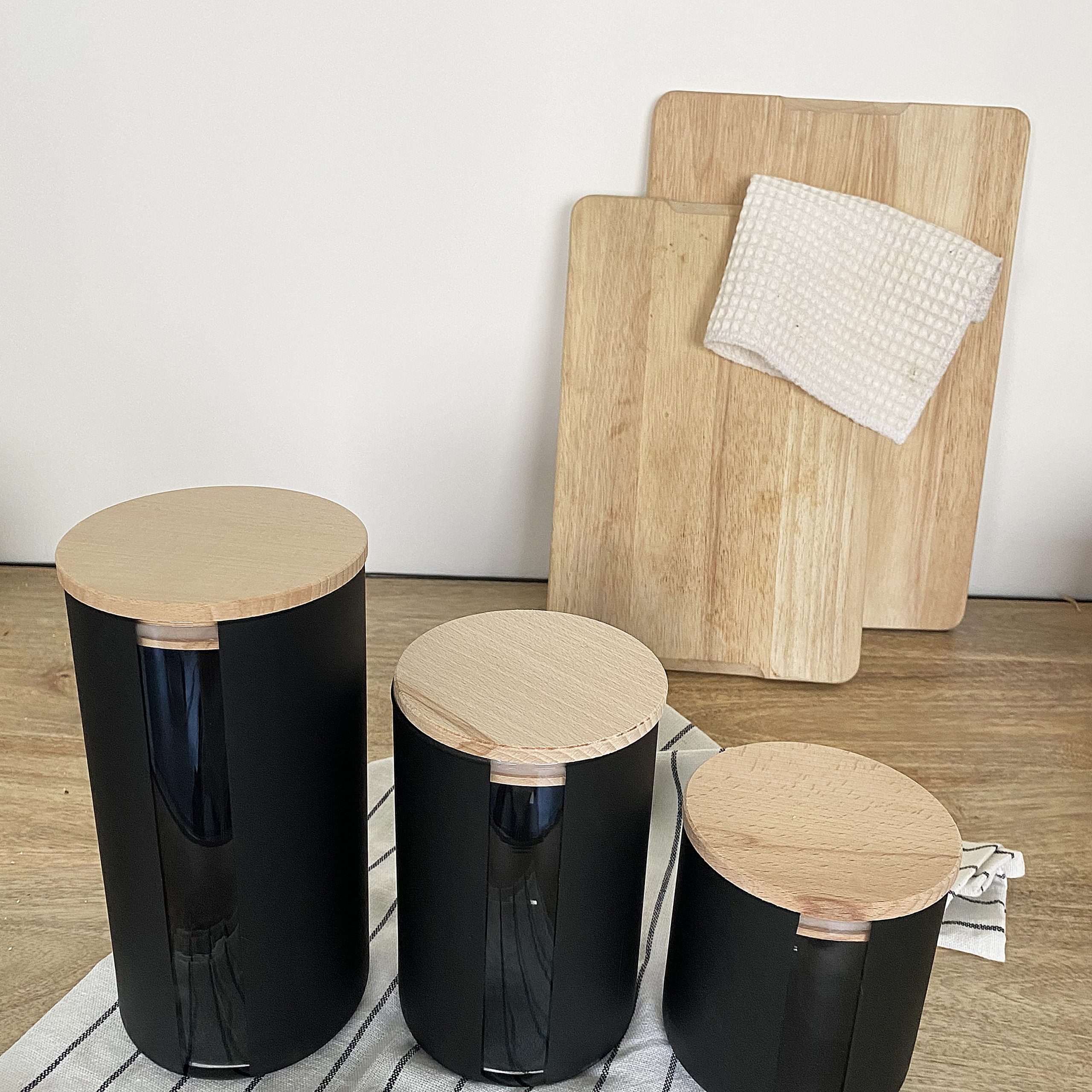 Bocaux en verre noir avec bouchon en bois de hêtre