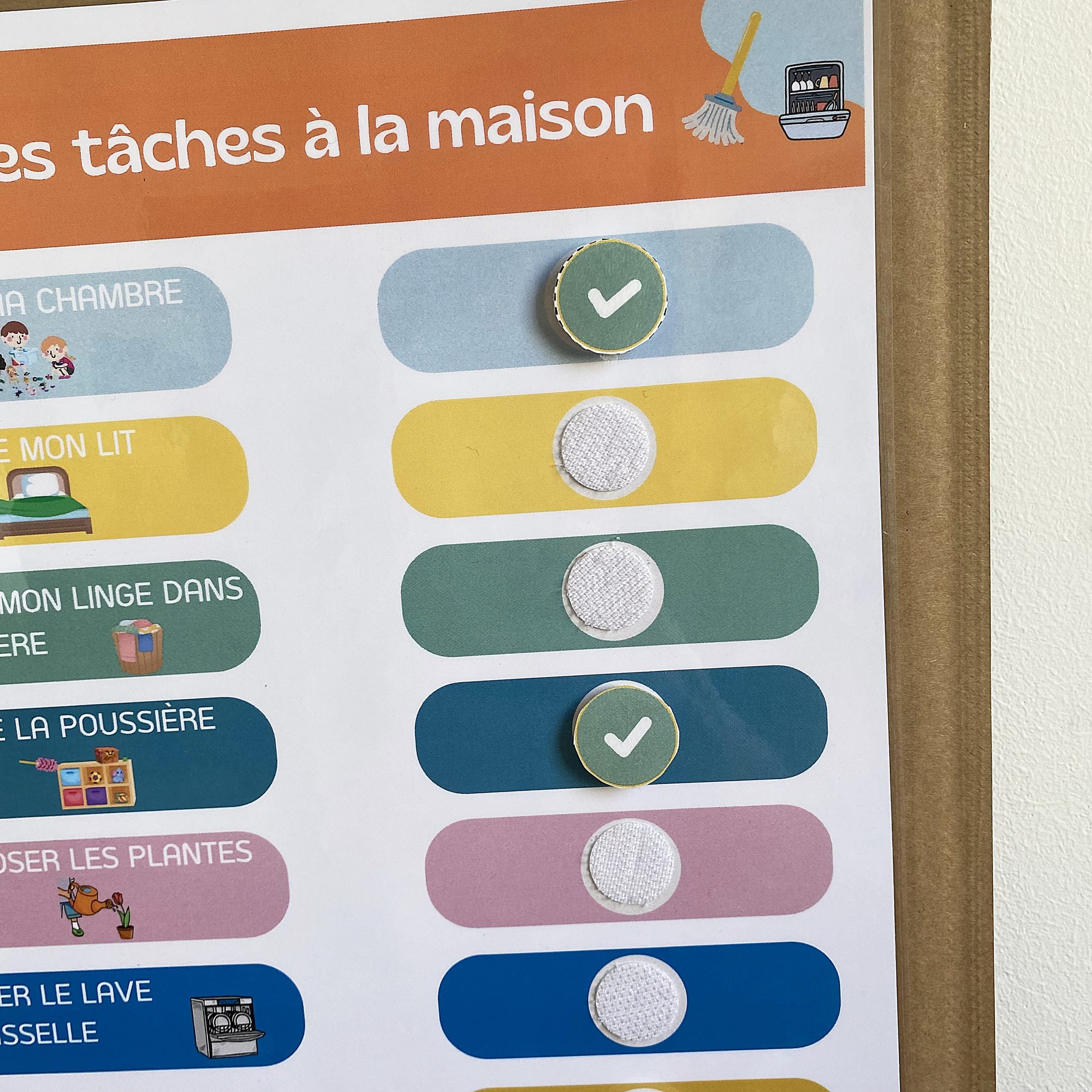 J’apprends à effectuer quelques tâches à la maison