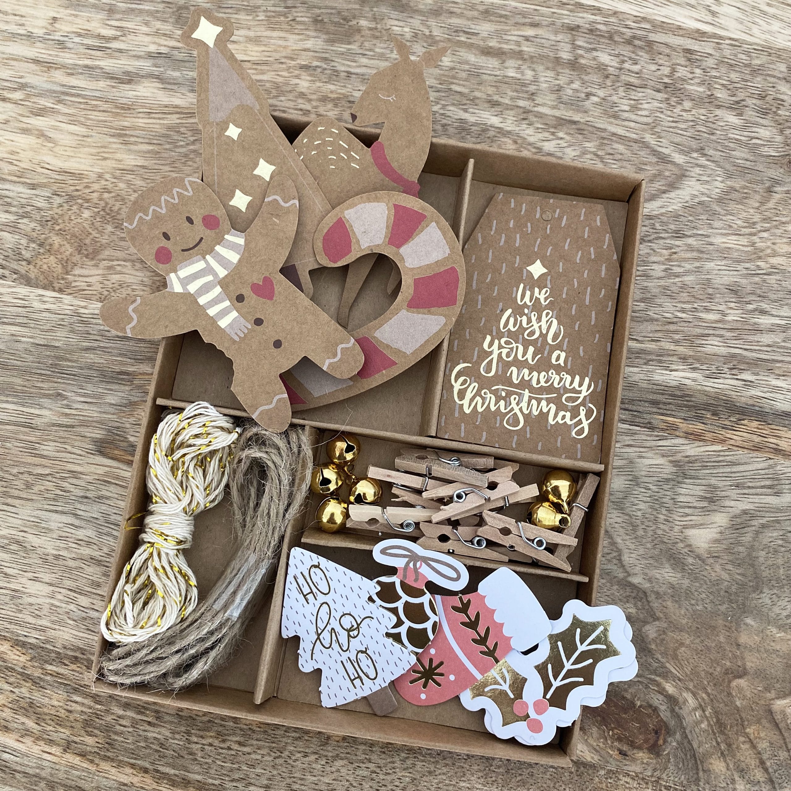 Kit d'emballage cadeaux (étiquettes, stickers, décorations, cordelettes) de Noël