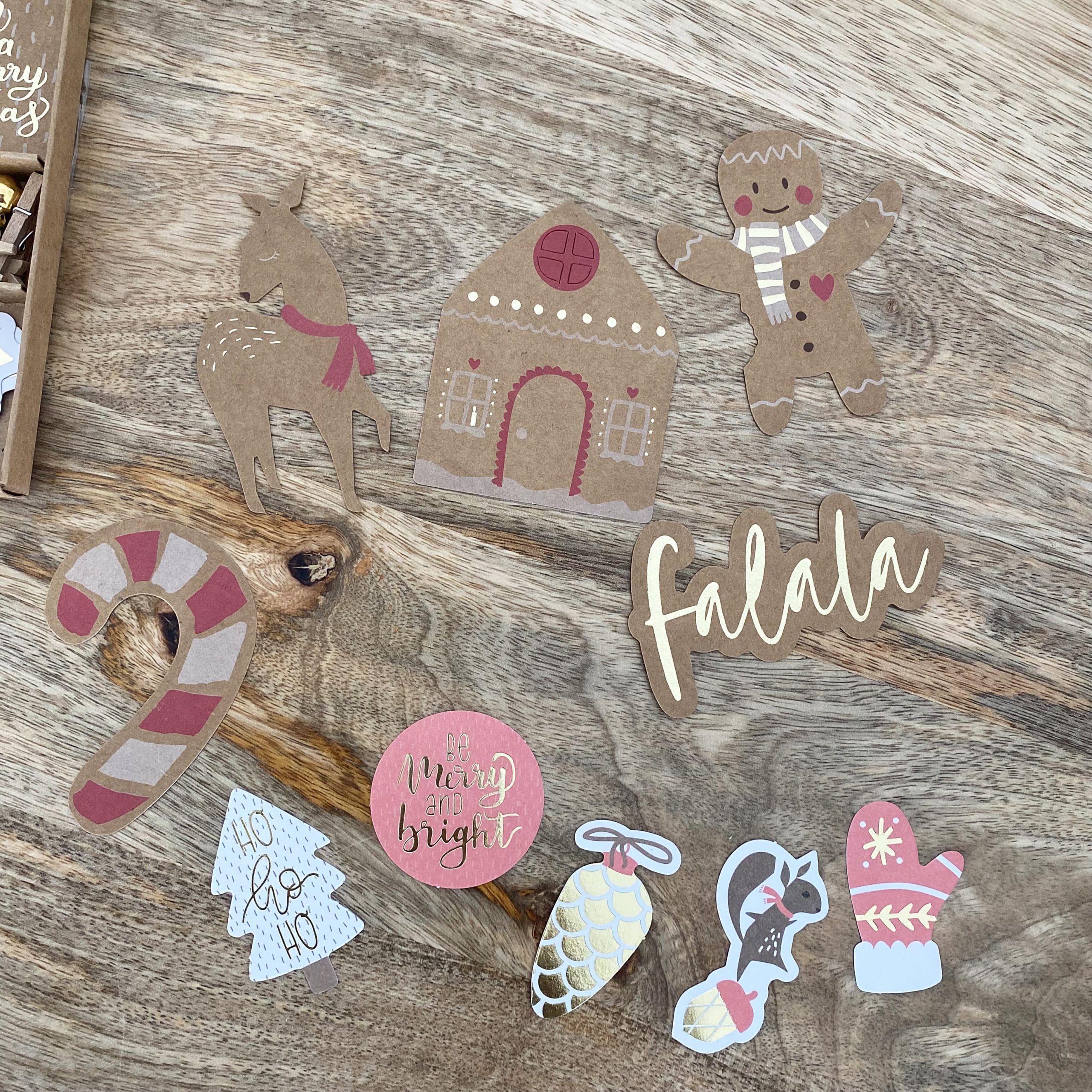 Kit d'emballage cadeaux (étiquettes, stickers, décorations, cordelettes) de Noël