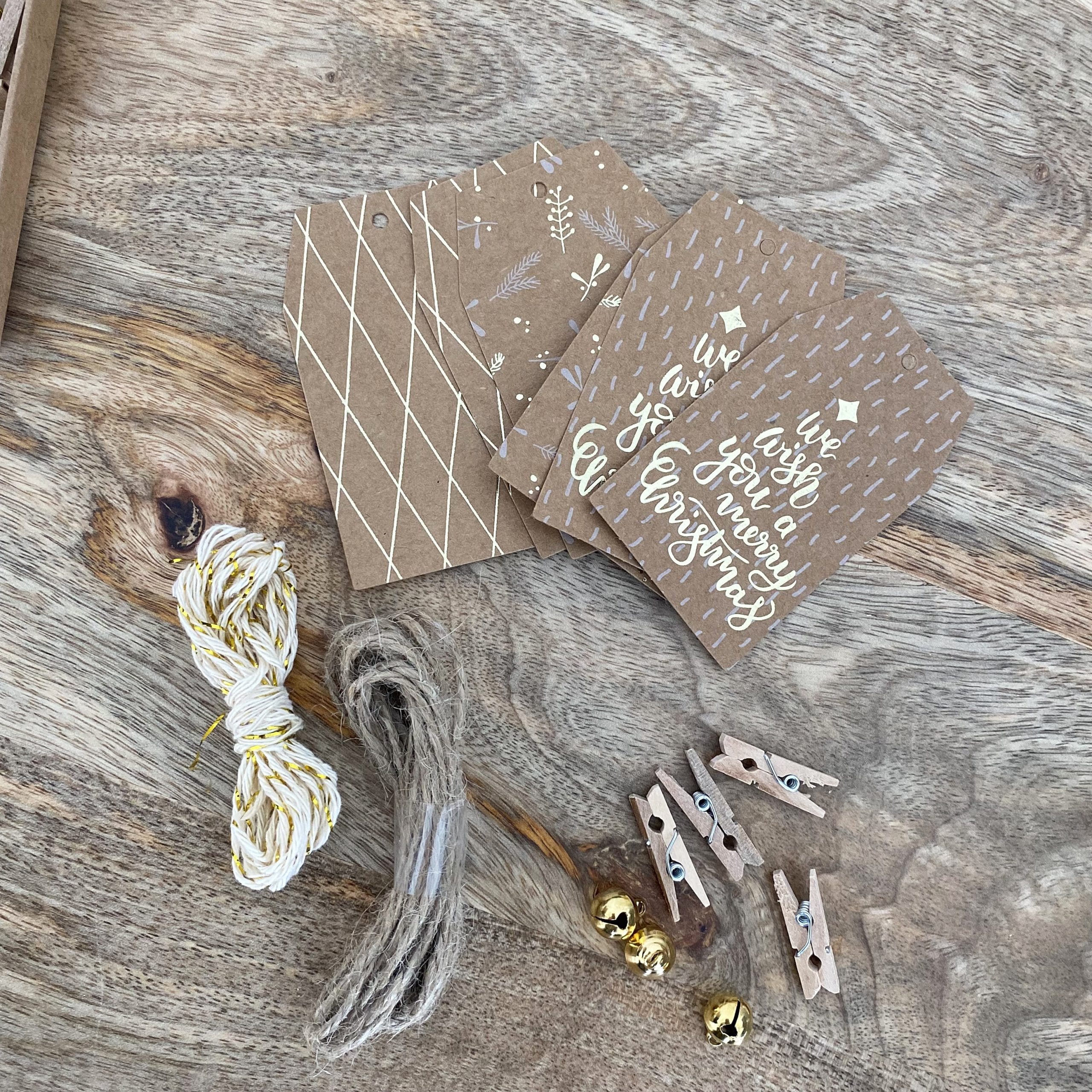 Kit d'emballage cadeaux (étiquettes, stickers, décorations, cordelettes) de Noël
