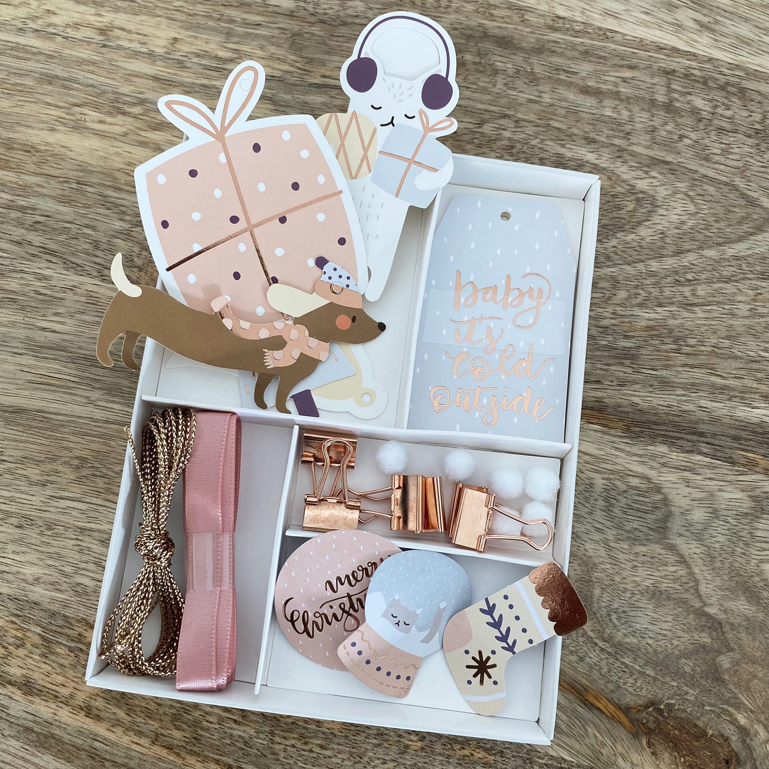 Kit d'emballage cadeaux (étiquettes, stickers, décorations, cordelettes) pastel de Noël