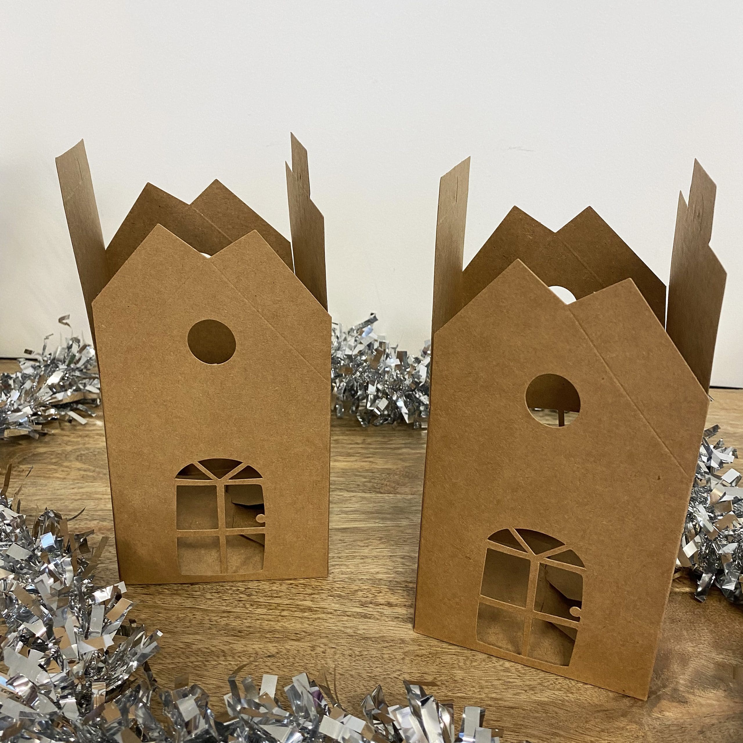 Kit créatif : Village de maisonnettes en kraft à construire