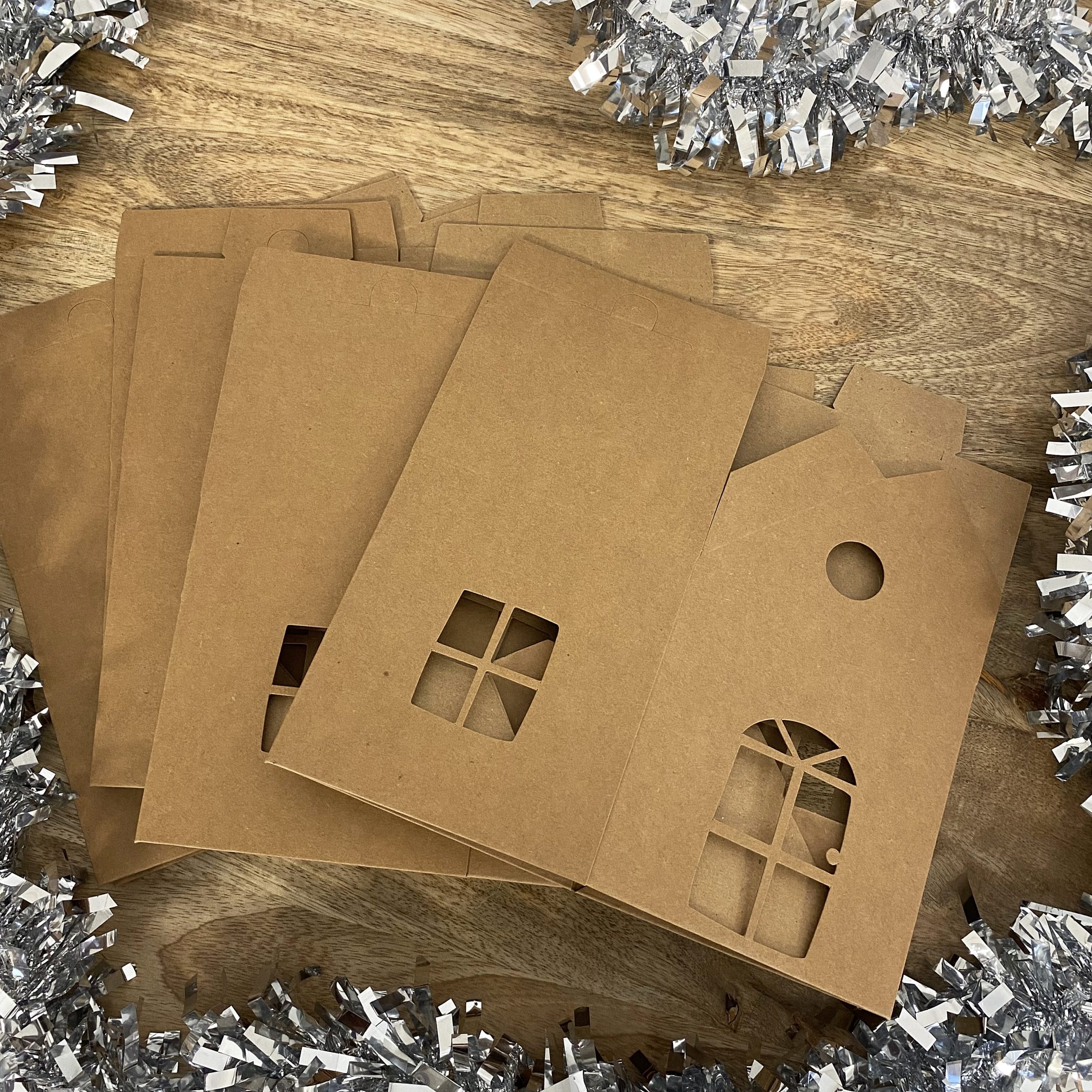 Kit créatif : Village de maisonnettes en kraft à construire