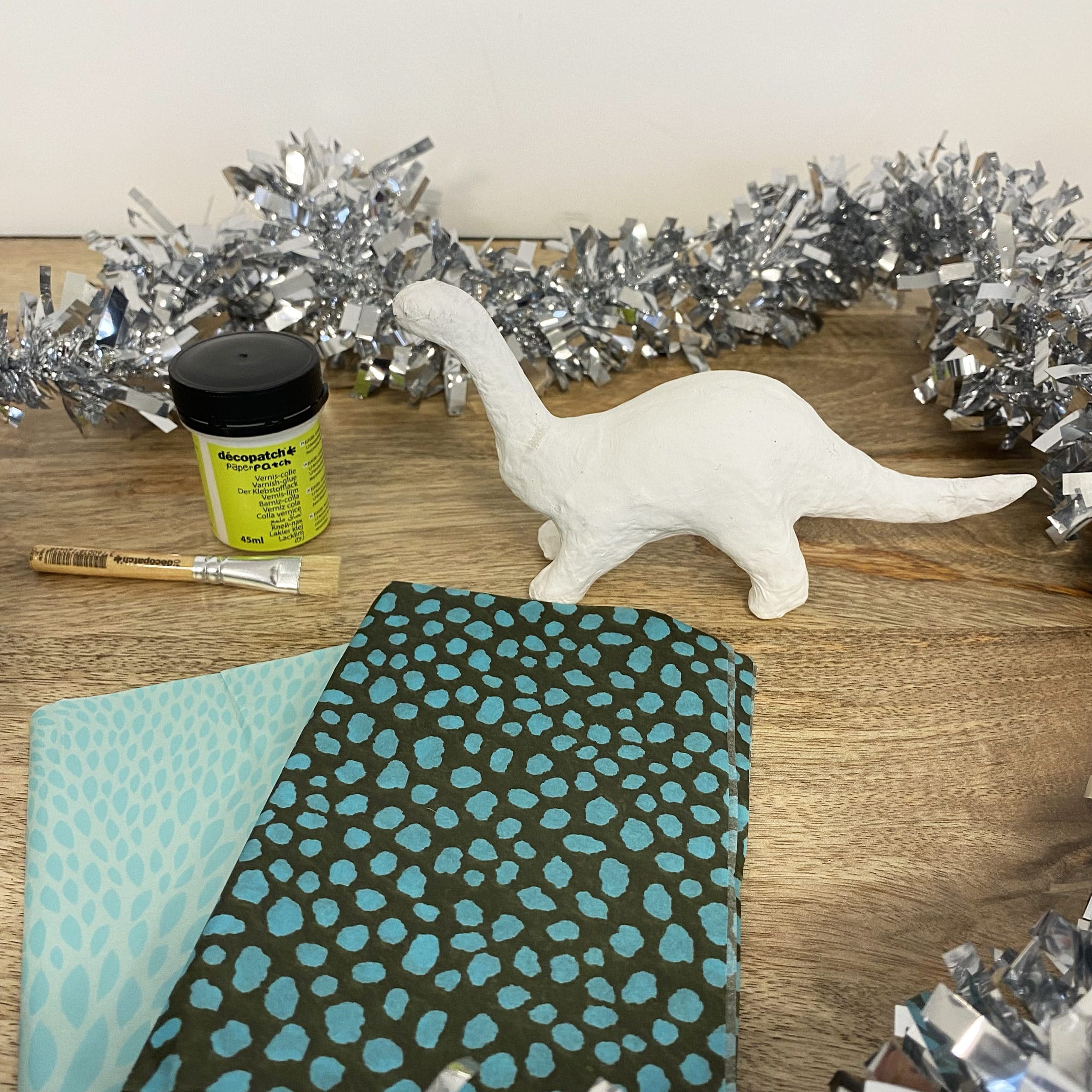 Décopatch Kit papier mâché - Modèle Dinosaure