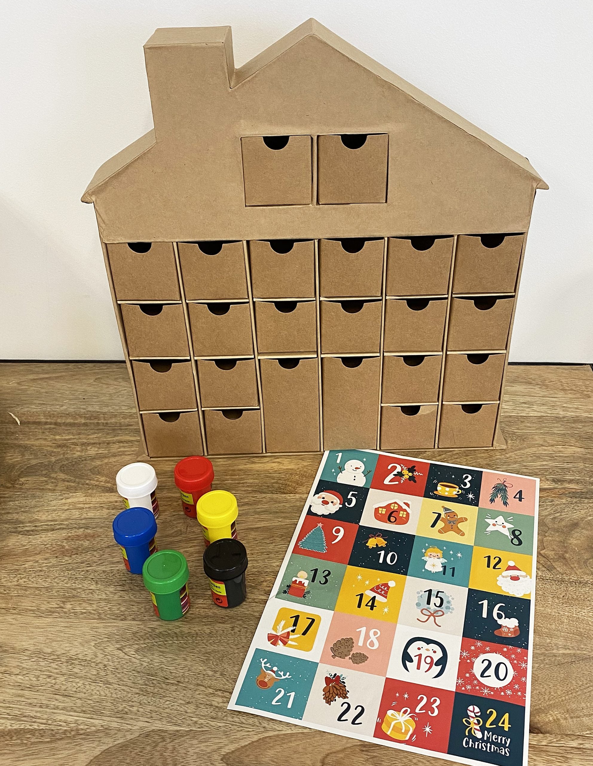 Kit DIY complet calendrier de l'Avent maison en papier mâché avec peinture et stickers