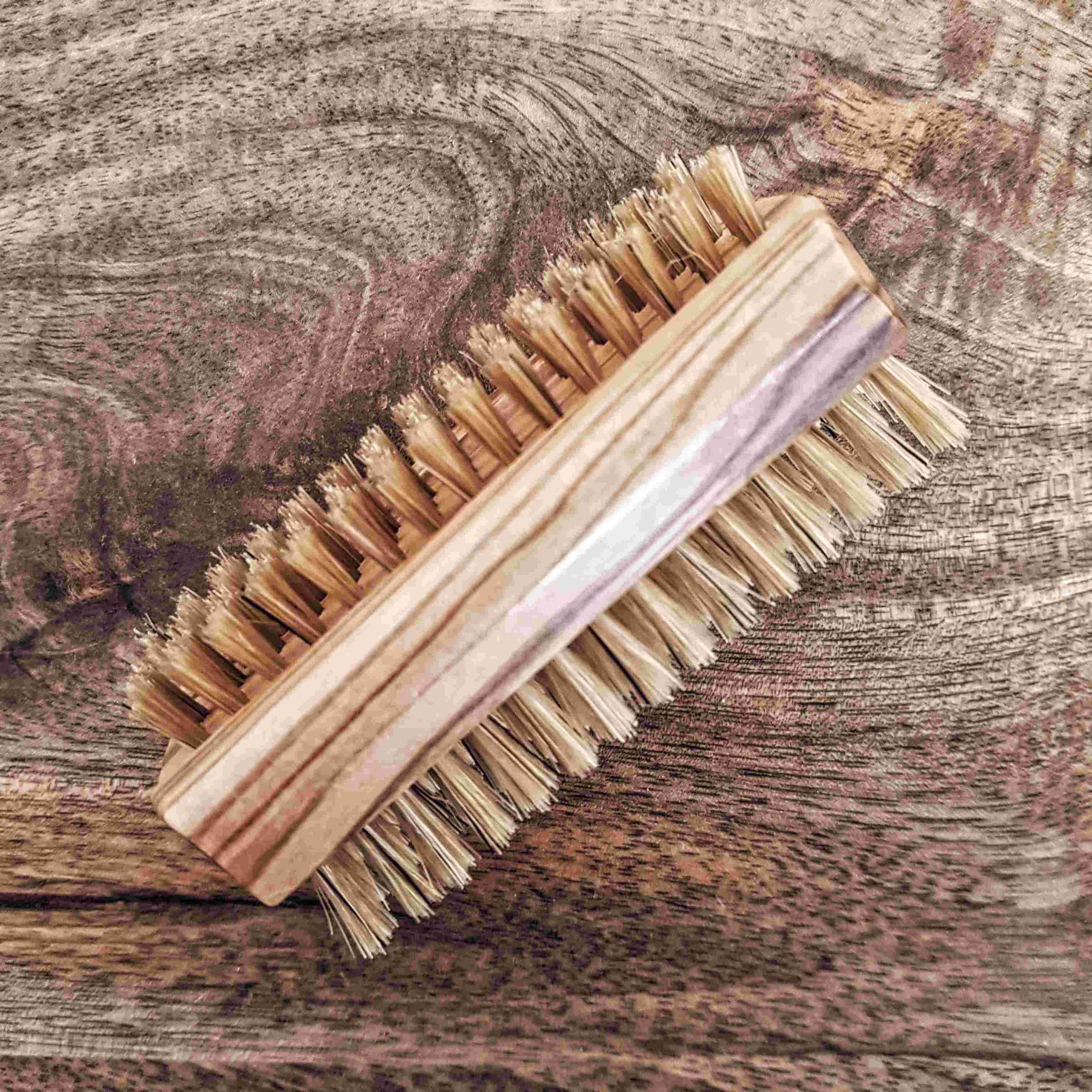 Brosse à ongles en bois d'olivier ciré et soies naturelles