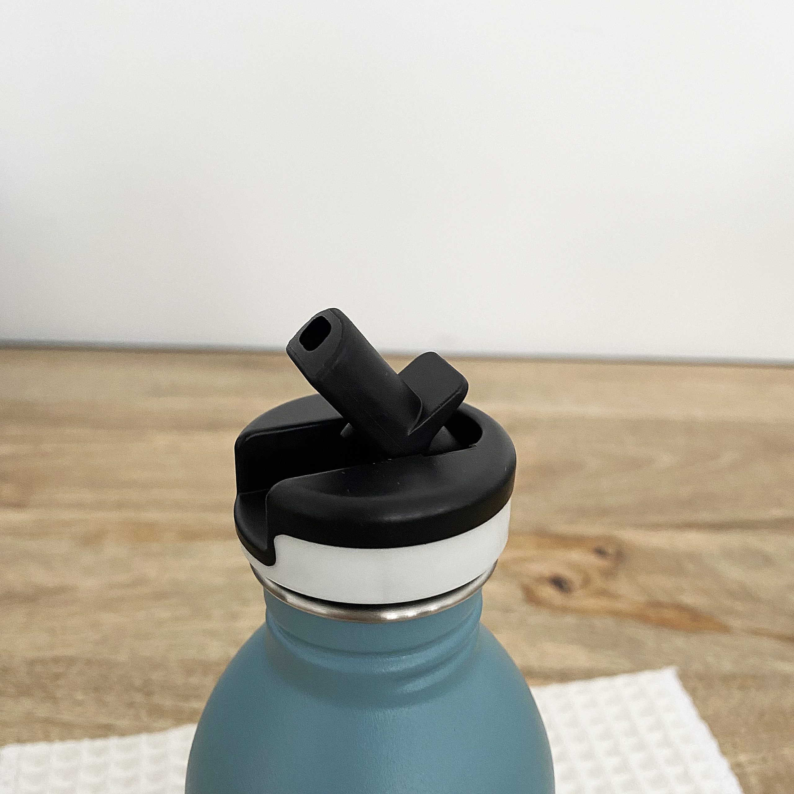 Bouteille d'eau pour enfants avec paille, petit thermos isotherme en acier  inoxydable pour le sport, 350 ml : : Cuisine et Maison