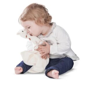 un enfant avec le Doudou Sophie Chérie - Sophie la Girafe