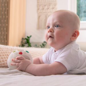 Un deuxième bébé avec la Balle sensorielle et de dentition - Sophie la Girafe dans les mains