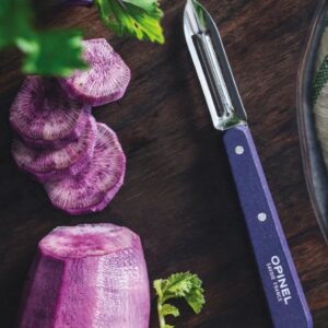 Couteau OPINEL numéro 115 violet sur une table avec des ingrédients