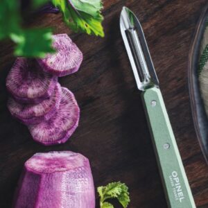 Couteau OPINEL numéro 115 sauge sur une table avec des ingrédients