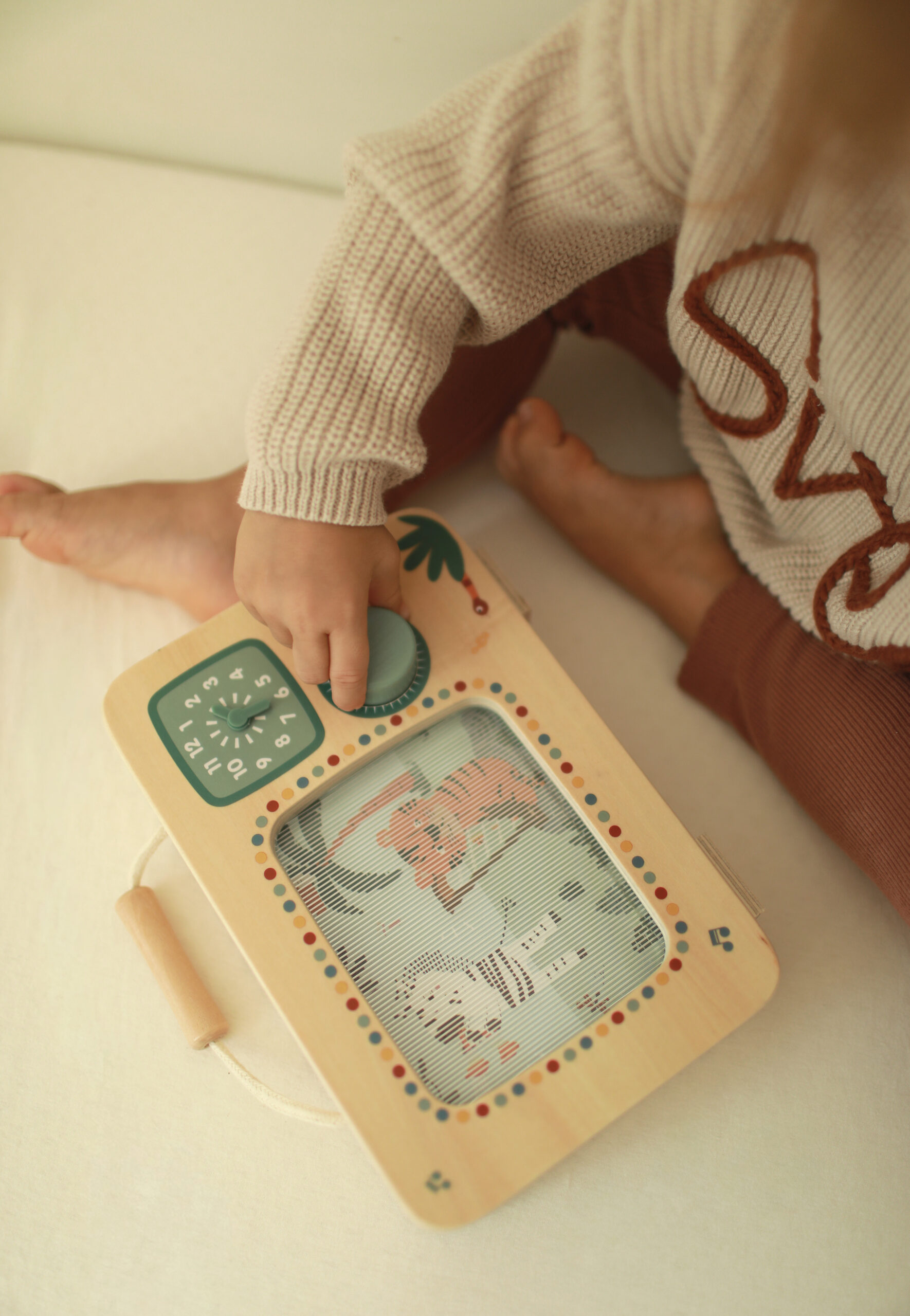 12735_10_spieluhr-fernseher-safari-small-foot-kinderbild-01